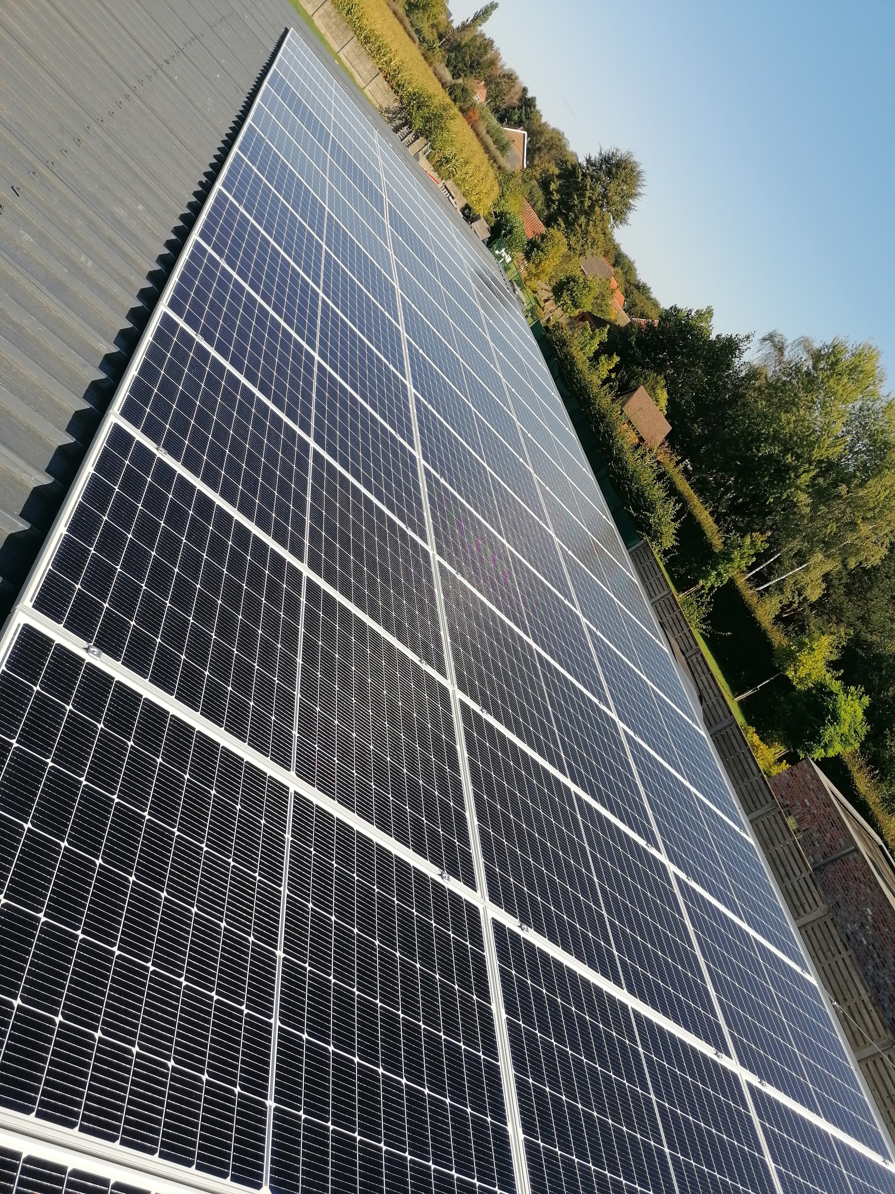 Zonnepanelen installatie detail